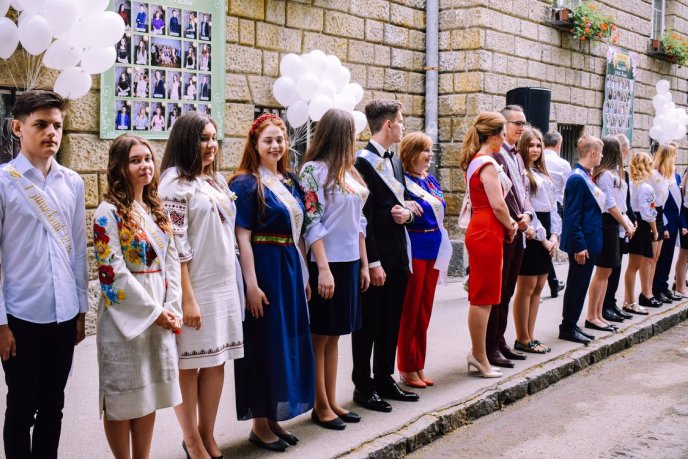 Для 690 ужгородських одинадцятикласників пролунав останній дзвінок – 03