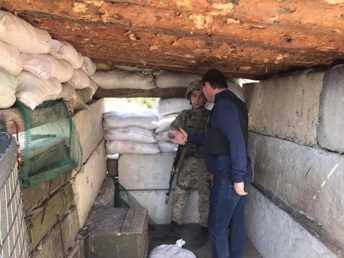 Юрій Луценко поїхав на передову, де зустрівся зі 128 бригадою – 04