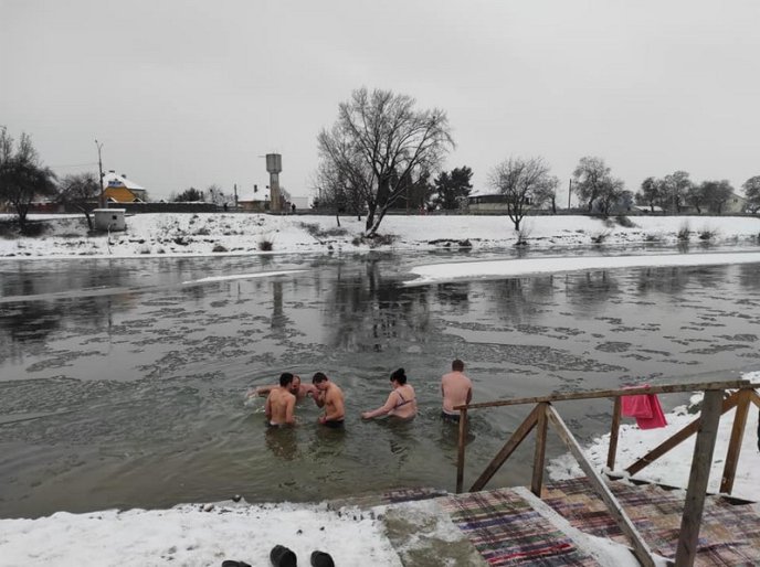 Як мукачівці на Водохреще у Латорицю пірнали – 06
