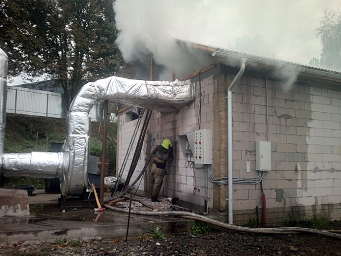 Перечинські вогнеборці ліквідували пожежу в деревообробному цеху – 04