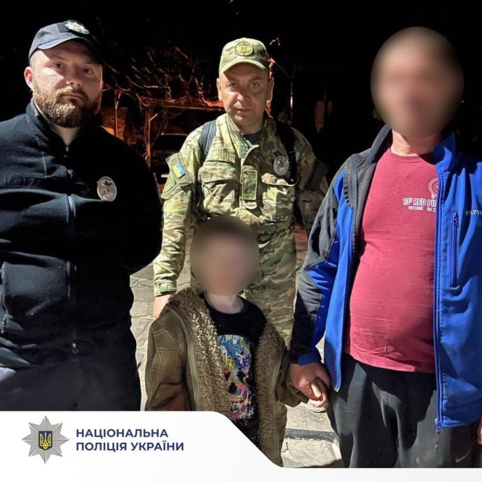 На Ужгородщині в лісі загубилась дитина: правоохоронці та місцеве населення шукали 5 годин – 01 Правоохоронці зі знайденим хлопчиком