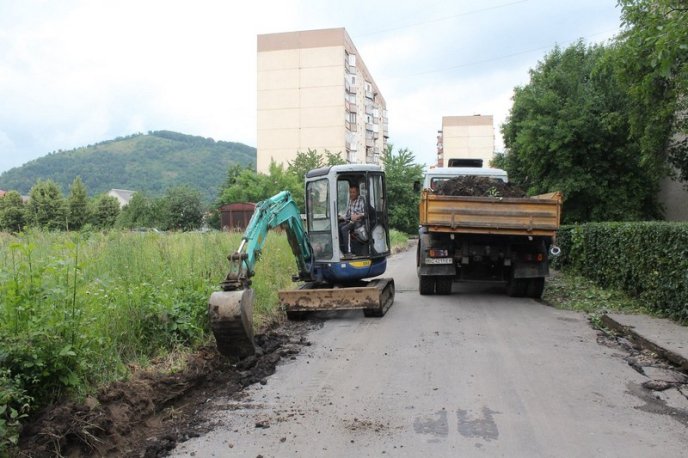 У Мукачеві на бульварі Гойди ремонтують проїзд – 07
