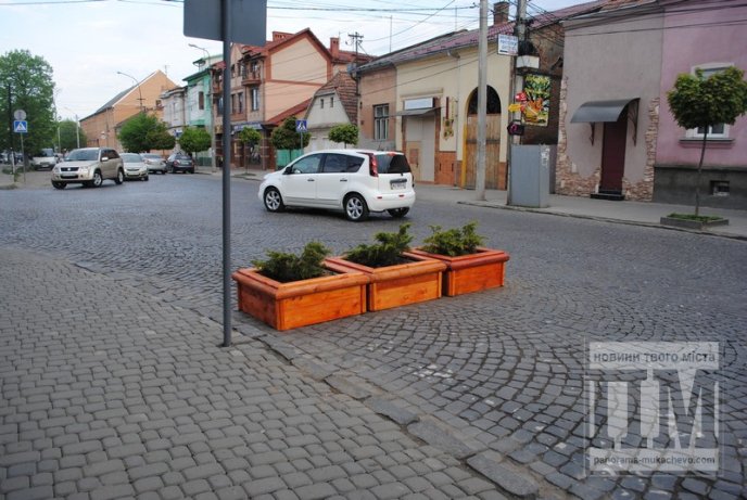 На вулиці Ілони Зріні у Мукачеві посеред дороги встановили декоративні клумби (ФОТО) – 02