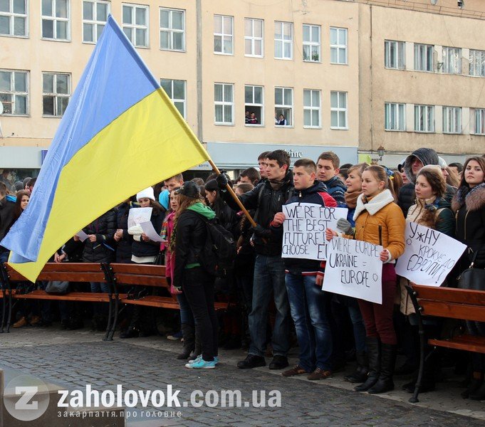 В Ужгороді студенти влаштували ЄвроМайдан (ФОТО) – 01
