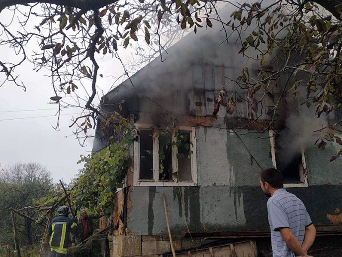 У Тячівському районі горів дерев’яний будинок – 02