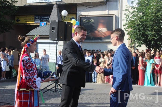 На центральній площі Мукачева проходить "Свято випускників – 2016"  – 22