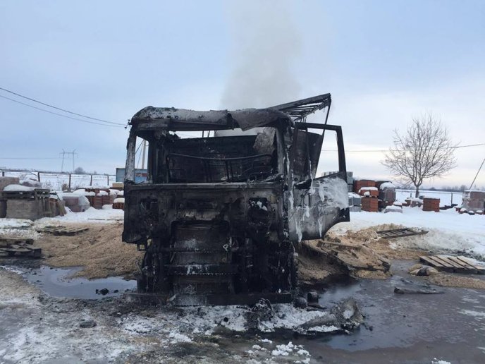 Нові деталі пожежі біля Ракошина: від російської вантажівки нічого не залишилось – 06