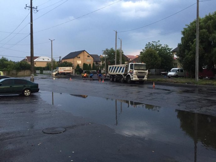 Користувачі соцмереж висміюють роботу мукачівських дорожників, які у дощ асфальтували дорогу – 03