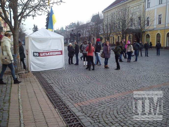 У центрі Мукачева збирають підписи за відставку уряду Азарова та у підтримку євроінтеграції України (ФОТО) – 01 У центрі Мукачева збирають підписи за відставку уряду Азарова та у підтримку євроінтеграції України (ФОТО) – 01