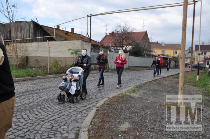 У Мукачеві відбувся соціальний флешмоб, в рамках якого розбили телевізор (ФОТО) – 09