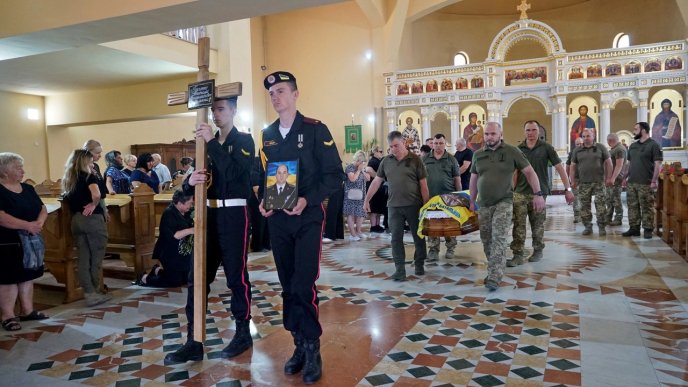 У Мукачеві сьогодні попрощалися із захисником – 05 У Мукачеві сьогодні попрощалися із захисником – 05