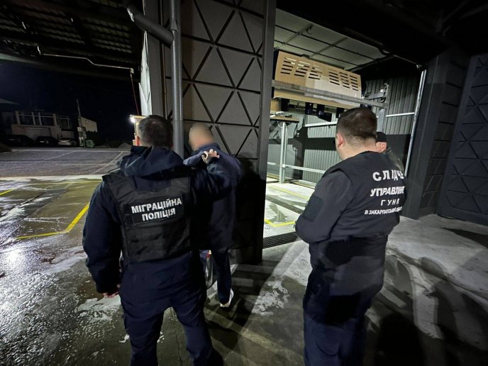 На Закарпатті намагалися за 6 тисяч доларів "домовитися" з прикордонником про переправу через кордон чоловіків призовного віку – 01