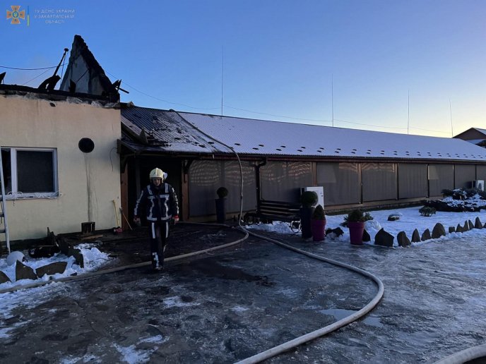 На Закарпатті горів відомий ресторан – 01