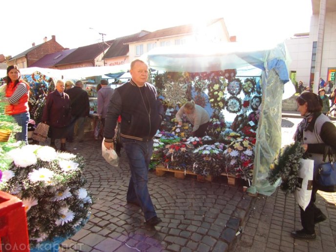 Вінки, свічки та квіти: у скільки обійдеться вшанувати пам’ять померлих у Мукачеві – 16