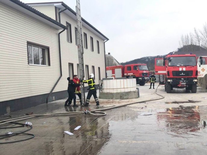 У Хусті спалахнула пожежа в боксі для ремонту автомобілів – 01