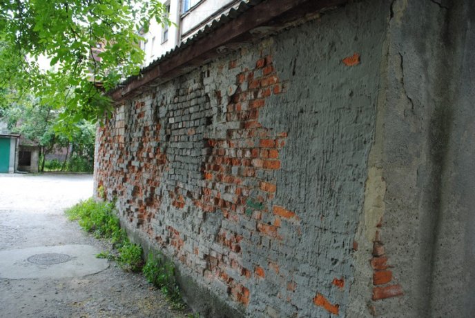 Мешканці житлового будинку по вулиці Московській потерпають від сусідства з напівзруйнованою будовою (ФОТО) – 05