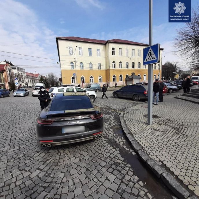 У Мукачеві патрульні притягнули до відповідальності водія Porsche – 02