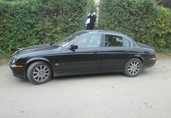 Ужгородець пошкодив скло на дверцятах «Jaguar» та вкрав дещо із машини – 02