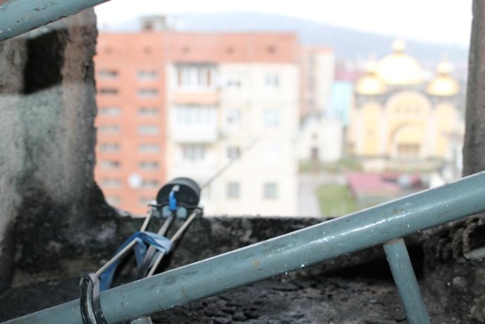 Мешканці мукачівської багатоповерхівки по вулиці Гойди кожну зливу зустрічають з тазиками та відрами (ФОТО)  – 08