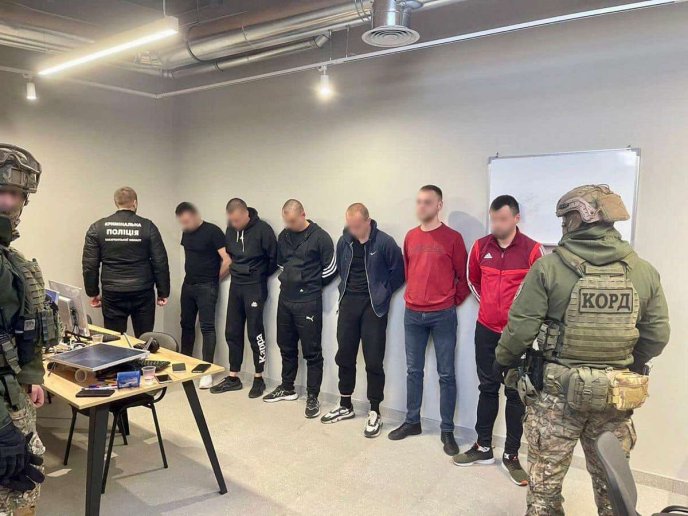 Затримано членів шахрайського угрупування: вони обманювали людей через  кол-центр – 01