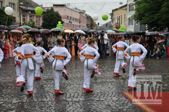 Парад випускників в центрі Мукачева: як це було (ФОТО) – 33