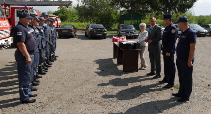 Рятувальників 2-річної дитини, яка ледь не вистрибнула з балкону, сьогодні нагородили – 06