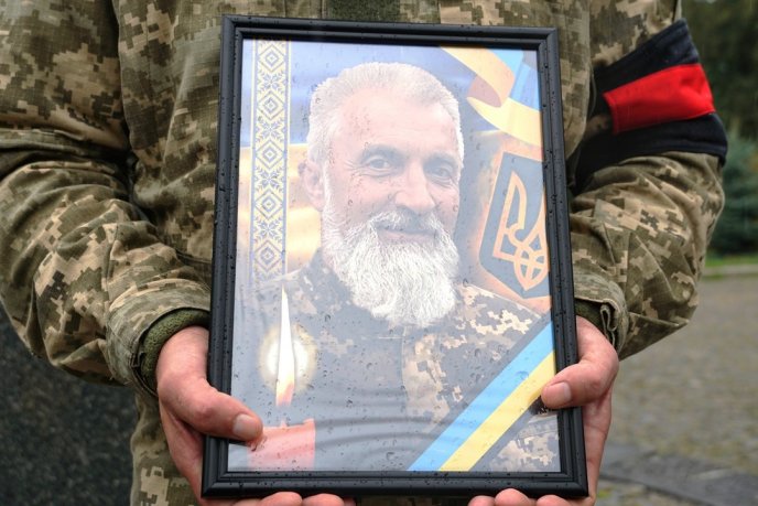 Ужгород попрощався із двома захисниками, які загинули в один день – 01