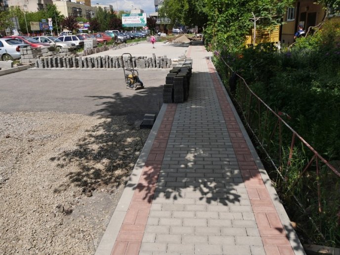 В Ужгороді облаштовують внутрішньоквартальні території  – 05