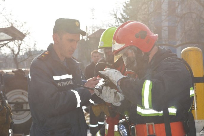 Закарпатські вогнеборці рятували людей у задимленому приміщенні – 01