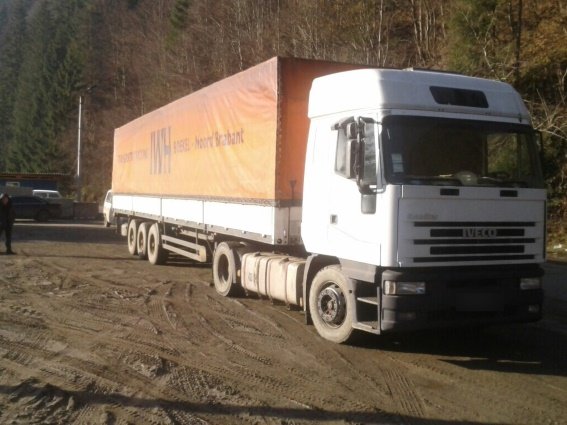 У Карпатах поліцейські затримали вантажівку з 20 кубометрами "лівої" деревини – 01