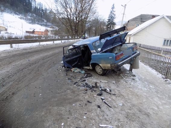 Жахлива ДТП на Рахівщині: зіткнулись автомобілі "Жигулі" та "Hyundai Santa Fe" – 04 Жахлива ДТП на Рахівщині: зіткнулись автомобілі "Жигулі" та "Hyundai Santa Fe" – 04
