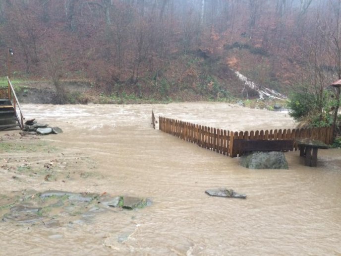 Через сильні зливи вода підтопила відомий закарпатський курорт "Лумшори" – 05 Через сильні зливи вода підтопила відомий закарпатський курорт "Лумшори" – 05
