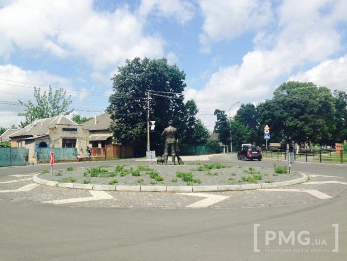 Вандали облили фарбою пам’ятник рому-господарнику у Мукачеві – 03