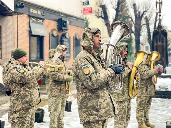 У Мукачеві провели в останню дорогу 57-річного Героя – 03 У Мукачеві провели в останню дорогу 57-річного Героя – 03
