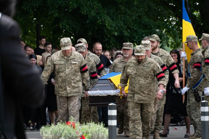 У захисника залишилися мама і кохана дівчина: в Ужгороді поховали молодого Героя – 12