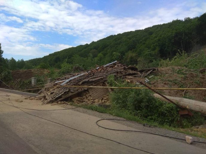 "Відключені газ та світло. Є загроза повторного зсуву": очільник Мукачівщини про ситуацію у Кольчині – 12