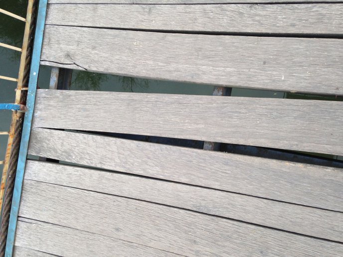 Ужгородці скаржаться на аварійний стан пішохідного мосту, який веде до Боздошського парку – 02