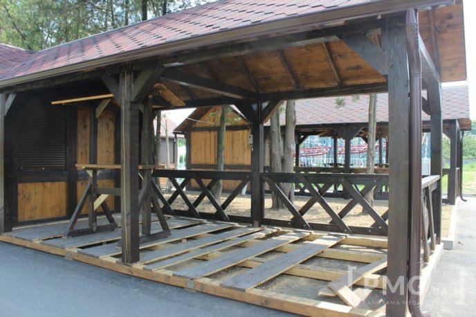 Збудовані до фестивалю "Червене вино" будиночки у парку "Перемога" руйнуються на очах – 02