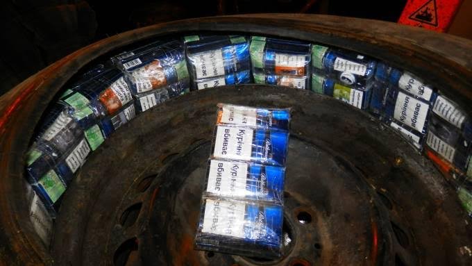 Прикордонники Мукачівського загону виявили контрабандні цигарки у колесах автомобіля – 02