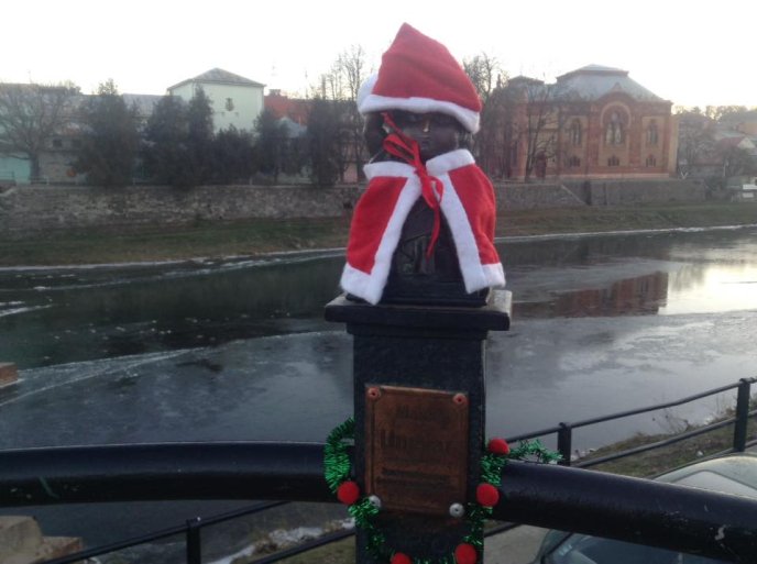 В Ужгороді "по-новорічному" прикрасили Свободку – 01