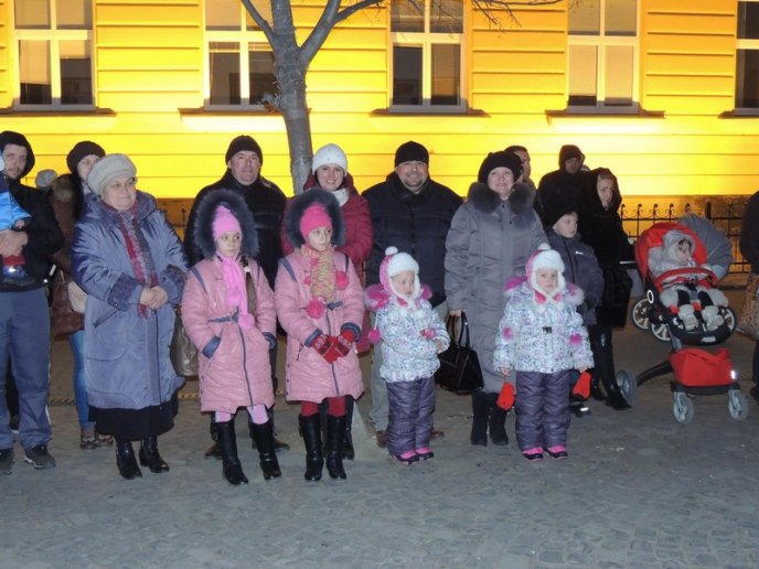 У Берегові урочисто засяяла новорічна ялинка та відкрилась ковзанка – 10