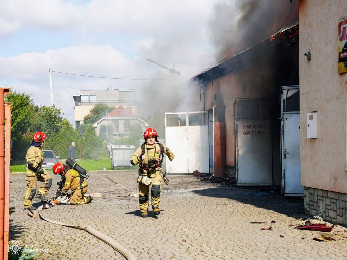 В Ужгороді загасили масштабну пожежу на станції техобслуговування – 03