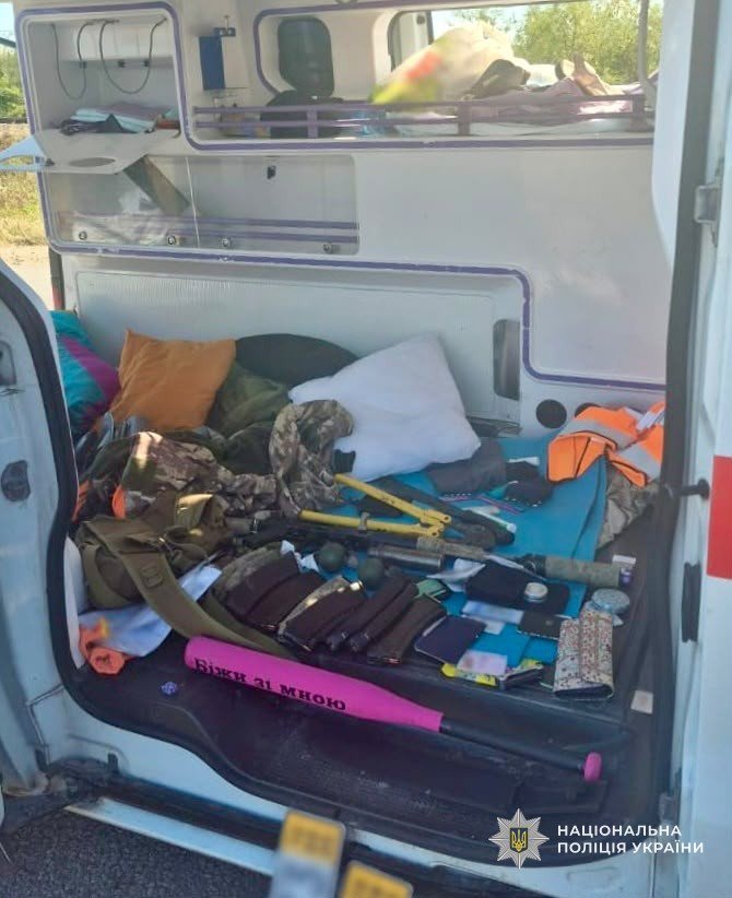 На Закарпатті у замаскованій під швидку допомогу автівці виявили зброю – 01