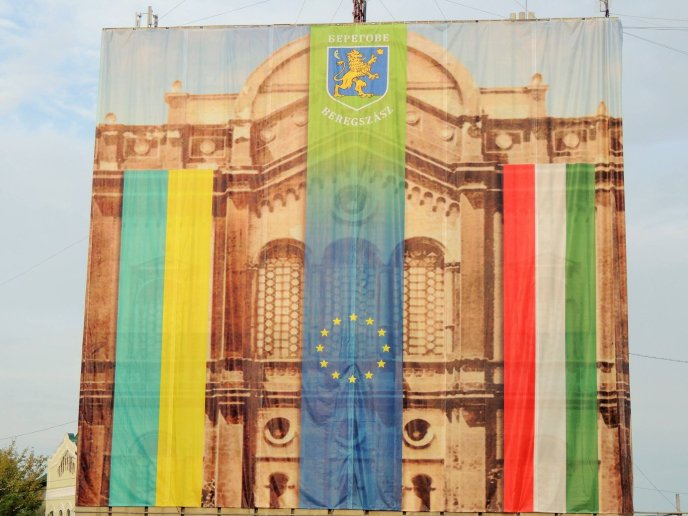 У центрі Берегова закріпили велетенський банер, щоб не видно було обшарпані стіни Будинку культури – 01