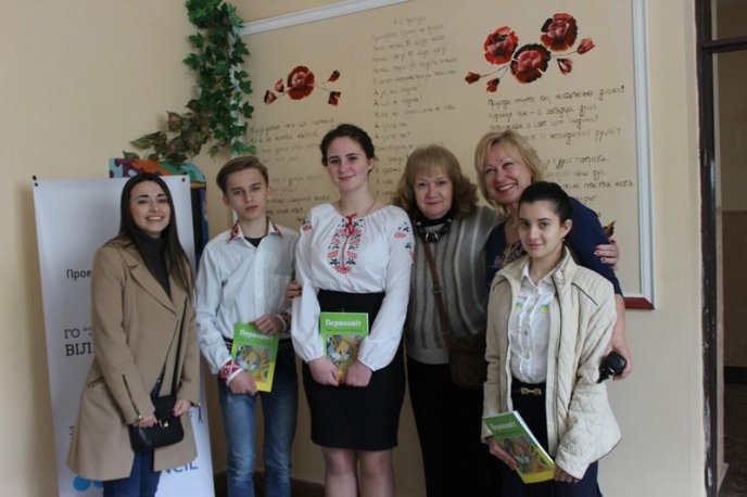 У фойє ЗОШ №13 міста Мукачева урочисто відкрили стінопис "Берегині слова" – 14 У фойє ЗОШ №13 міста Мукачева урочисто відкрили стінопис "Берегині слова" – 14