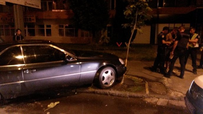 Нічна ДТП в Ужгороді: авто перекинулося – 02