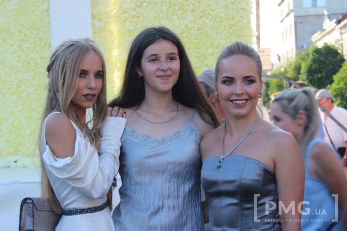 Мукачівські випускники станцювали прощальний вальс у центрі міста – 45