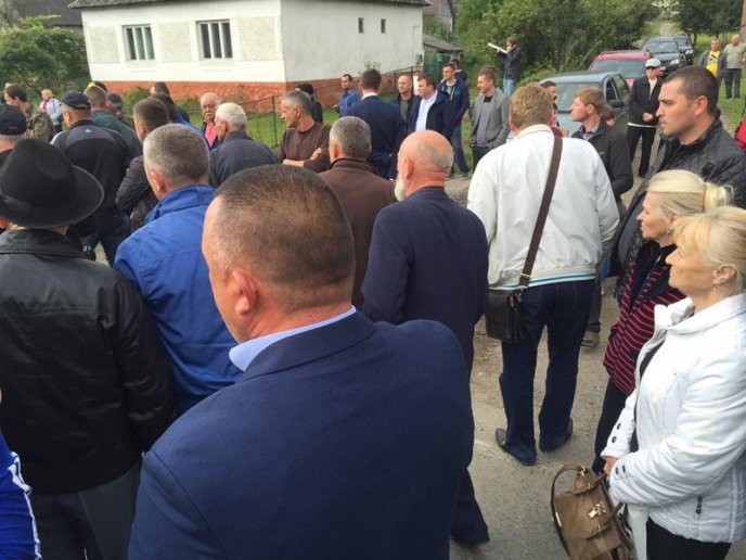 На Свалявщині люди перерили дорогу – 04