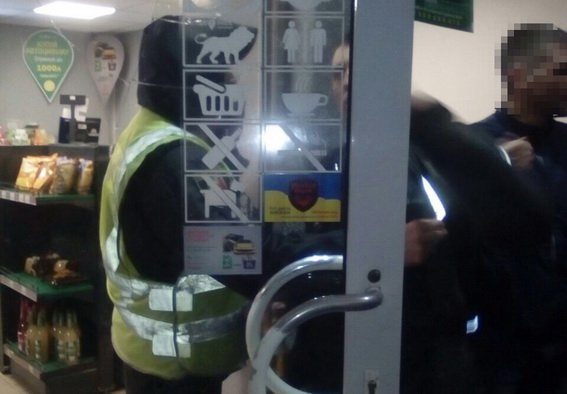 40 молодиків вночі намагалися прорватися у магазин – 01