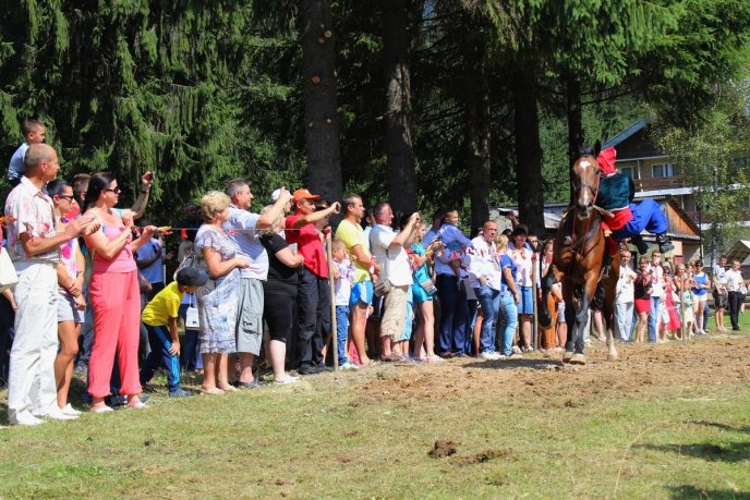 Закарпатці проводжали літо під колоритне звучання трембіт – 01
